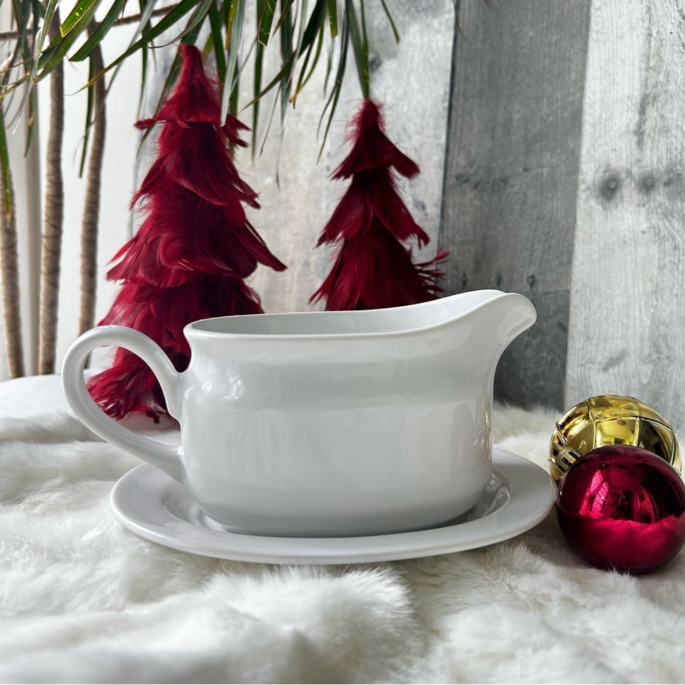 🌴Elegant White Porcelain Gravy Boat with Saucer